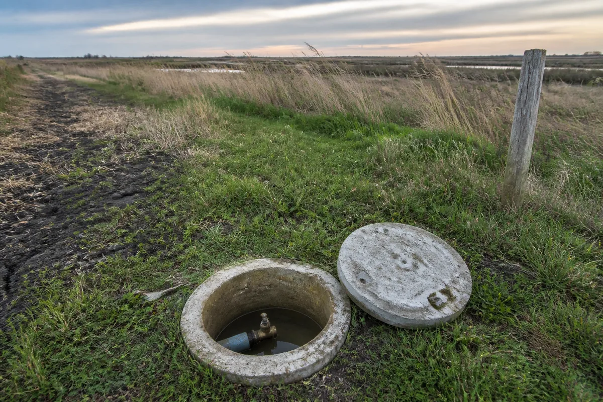 Regard de compteur d&rsquo;eau ouvert au bord d&rsquo;un chemin du marais breton vendéen